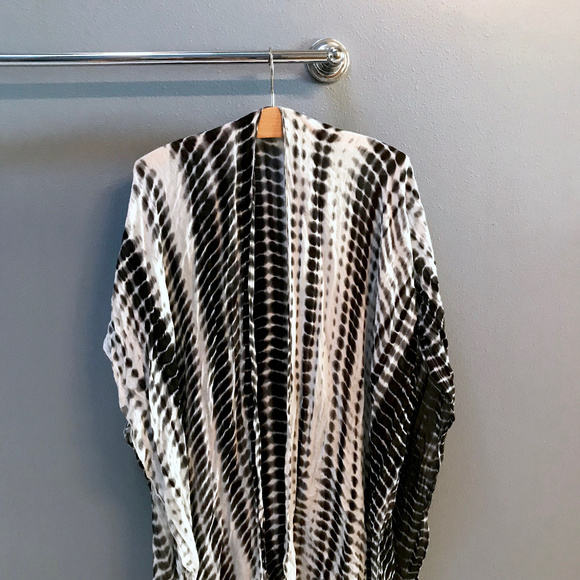 Michael Stars Accessories - Michael Stars — Tie Dye Ruana Black & White EUC